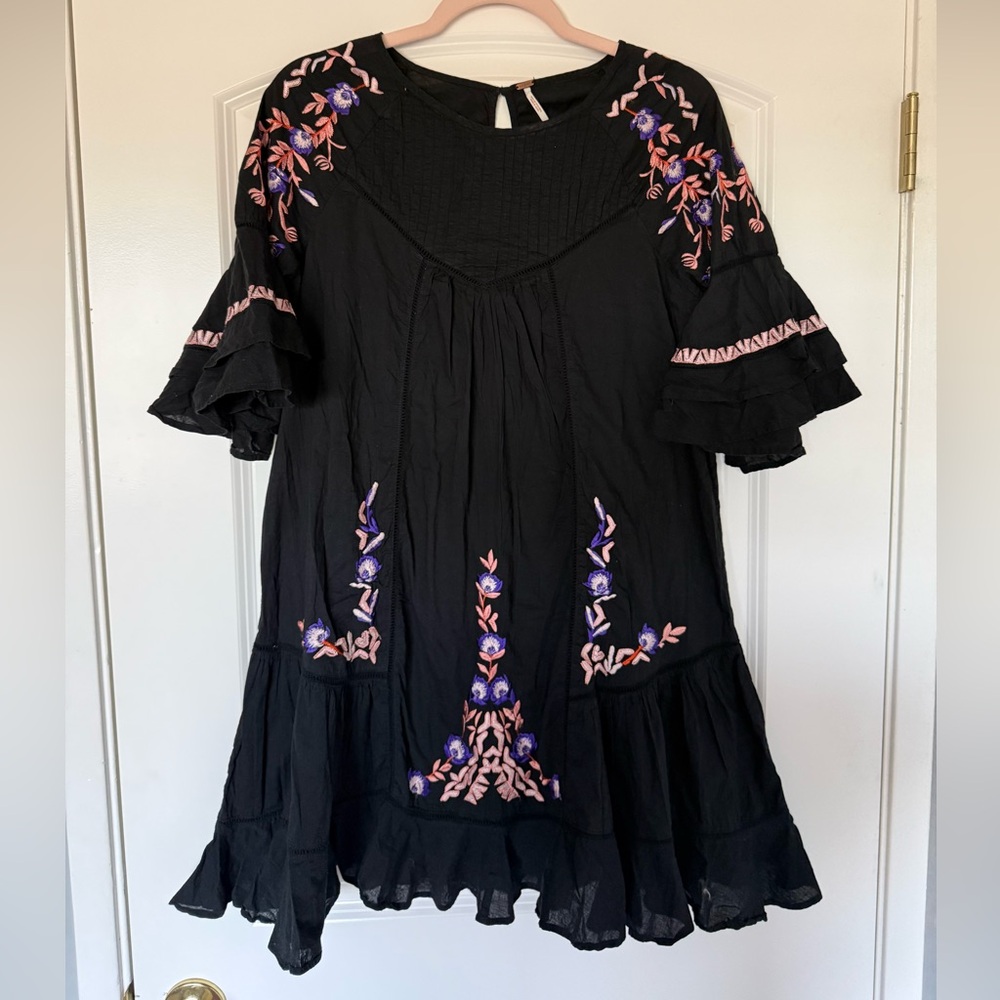 Free People 🖤  Pavlo Embroidered Mini Dress Boho Ruffle Sleeve Medium